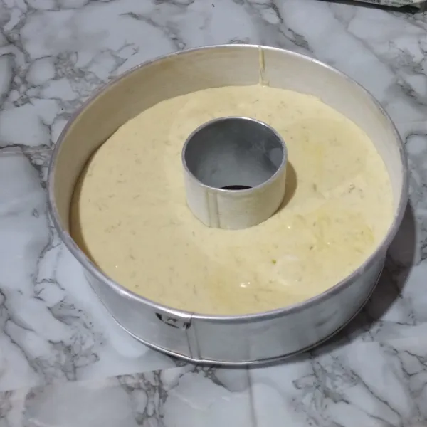 Pindahkan adonan ke dalam loyang yang sudah diolesi margarin dan tepung.