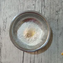 Masukkan tepung terigu, tepung tapioka, garam dan kaldu bubuk. Aduk.