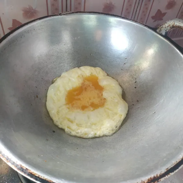 Kocok lepas telur dan sejumput garam, kemudian goreng hingga matang.