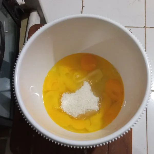 Mixer terlebih dahulu telur, sp dan gula pasir hingga pucat kaku kental berjejak selama lebih kurang 5-10 menit.