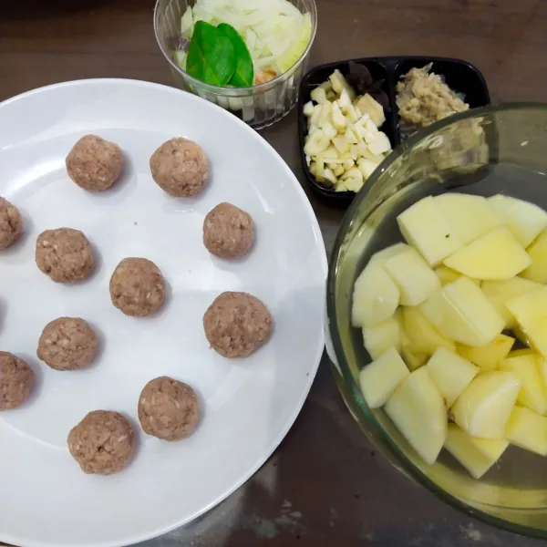 Kemudian bentuk bola-bola daging dan siapkan semua bahan.