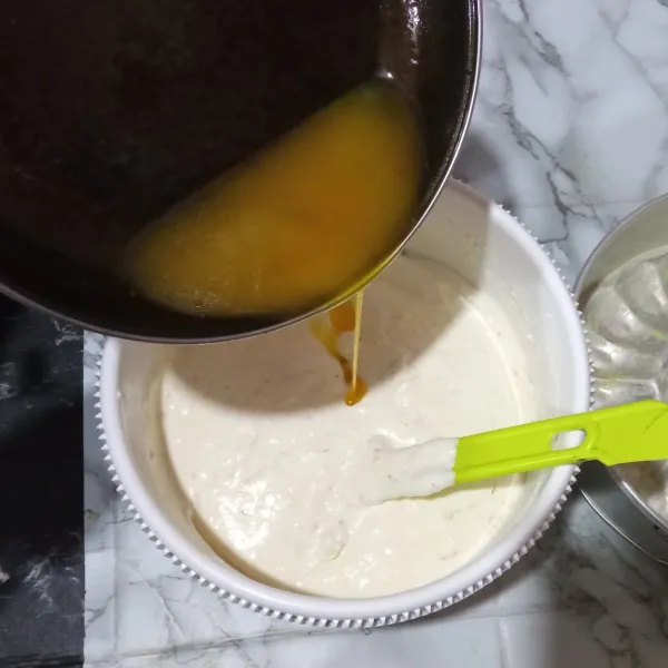 Tambahkan margarin leleh, aduk balik hingga rata.