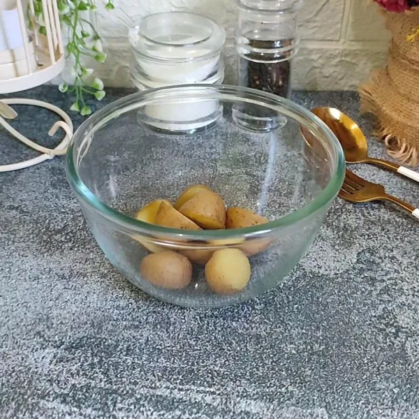 Salin ke dalam wadah besar baby potato yang telah direbus.