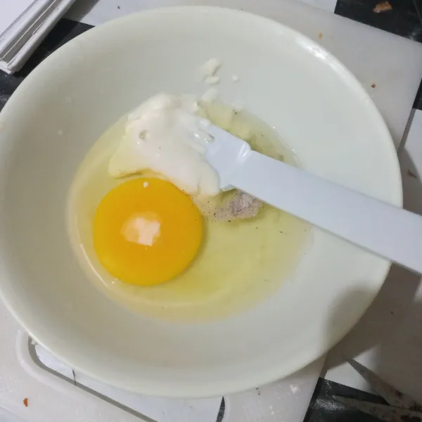 Campurkan telur, larutan tepung terigu, garam, lada dan kaldu bubuk. Aduk rata.