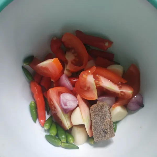 Siapkan bahan sambal, potong-potong tomat, bawang merah dan bawang putih.