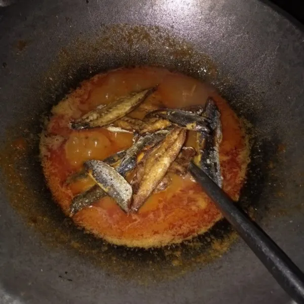 Setelah itu masukan pindang dan masak hingga air menyusut dan bumbu meresap. Siap di sajikan dan buat bekal sekolah anak.