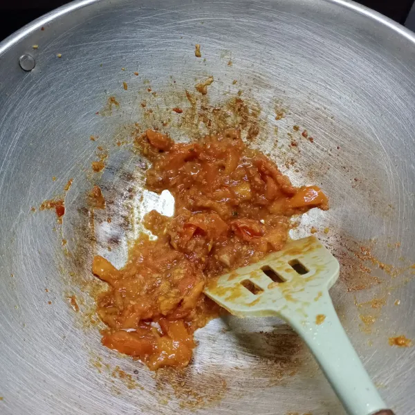 Bumbui dengan kaldu bubuk, kecap manis dan gula. Masak sampai tomat menjadi seperti pasta. Cek rasa.
