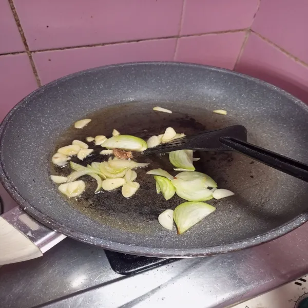 Panaskan minyak, tumis bawang bombay dan bawang putih hingga harum.