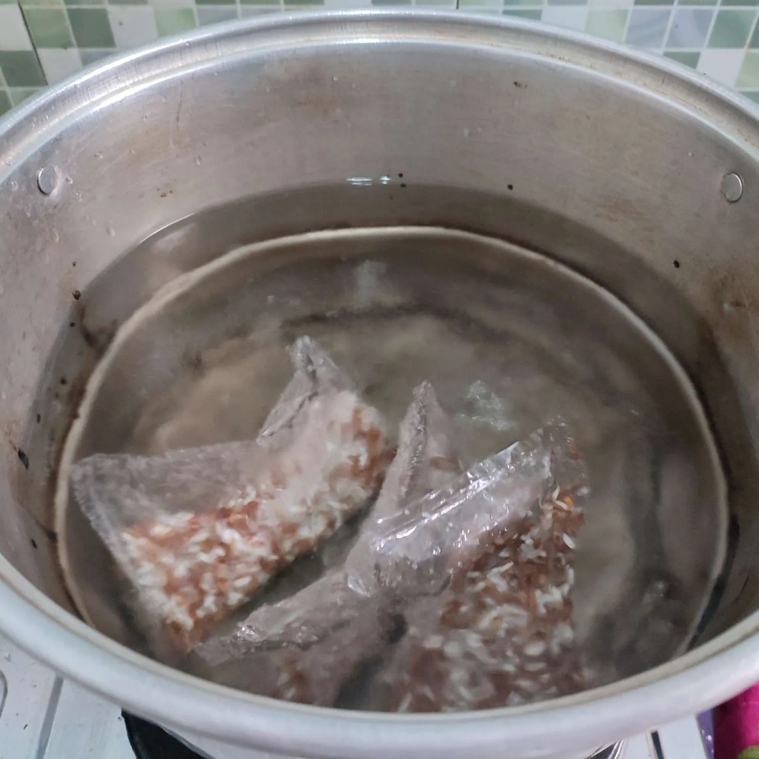 Step 5 Lontong Plastik Beras Merah