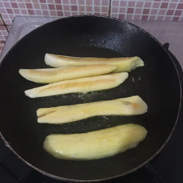 Panaskan teflon beri sedikit margarin lalu panggang pisang hingga matang.