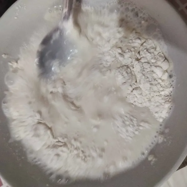 Campurkan tepung bakwan dan air aduk hingga tercampur merata.