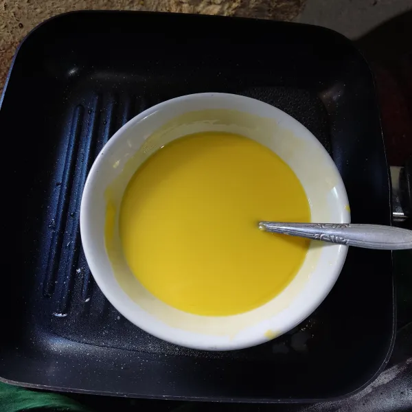 Tim margarin hingga cair, biarkan hangat.