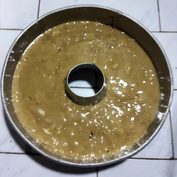 Panggang di oven panas di suhu 180 dercel dalam api atas dan bawah selama kira2 50 mnt, tes dengan tes tusuk.