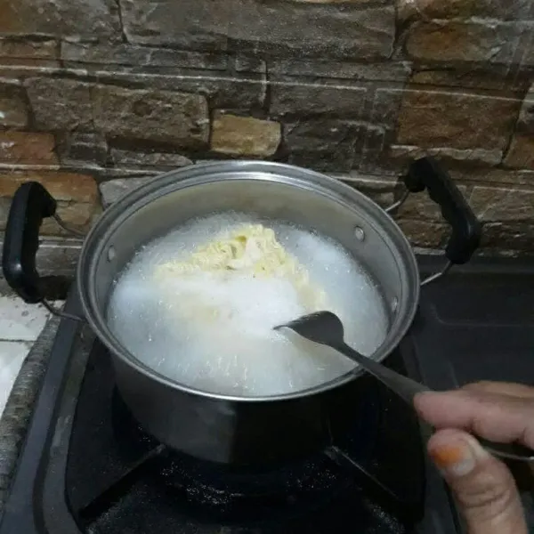 Siapkan panci dan isi air, lalu rebus mie sampai matang. Kemudian angkat dan tiriskan.