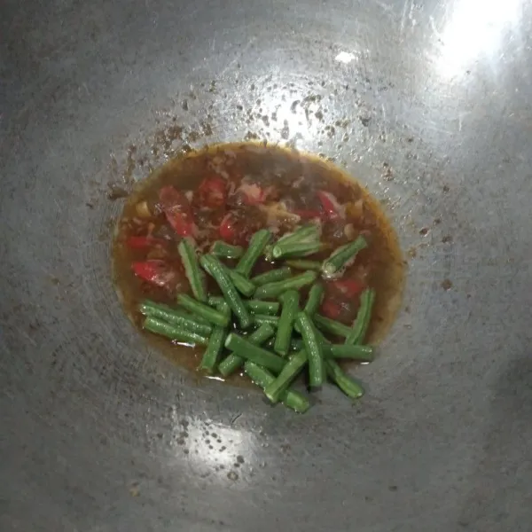 Tambahkan kaldu ayam, gula dan garam, masak hingga mengental, lalu tambahkan kacang panjang, masak hingga layu.