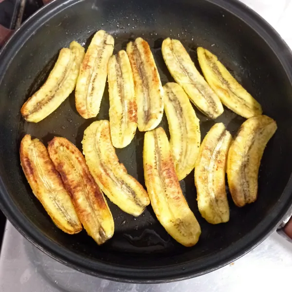 Panggang pisang sampai kecokelatan dan keluar aroma harum, kemudian angkat.