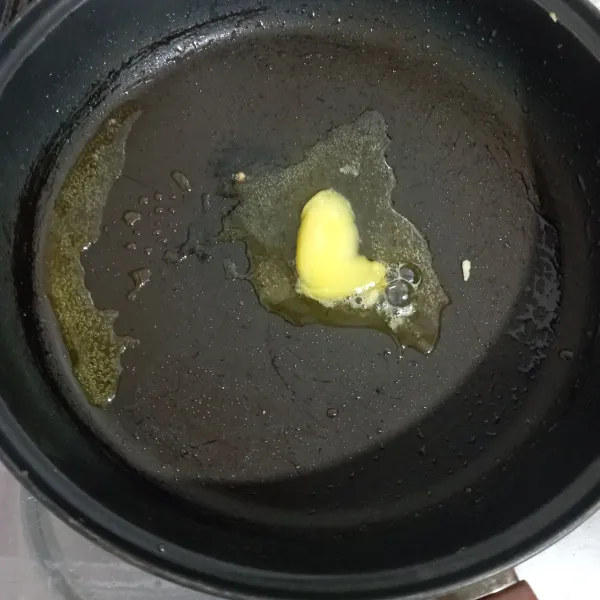 Masukkan satu sendok makan butter ke dalam teflon.