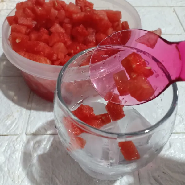 Tambahkan buah semangka.