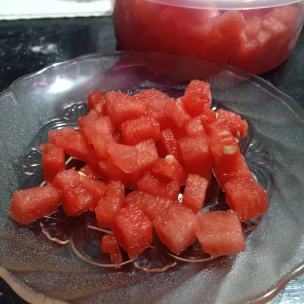 Siapkan buah semangka.