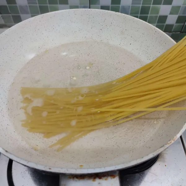 Rebus pasta dengan air, beri sedikit minyak, rebus hingga aldente.