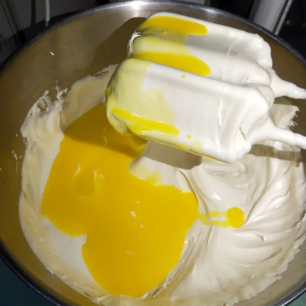 Kemudian masukkan margarin cair yang sudah didinginkan lalu aduk balik hingga rata.