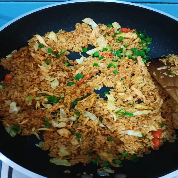 Tambahkan daun bawang.