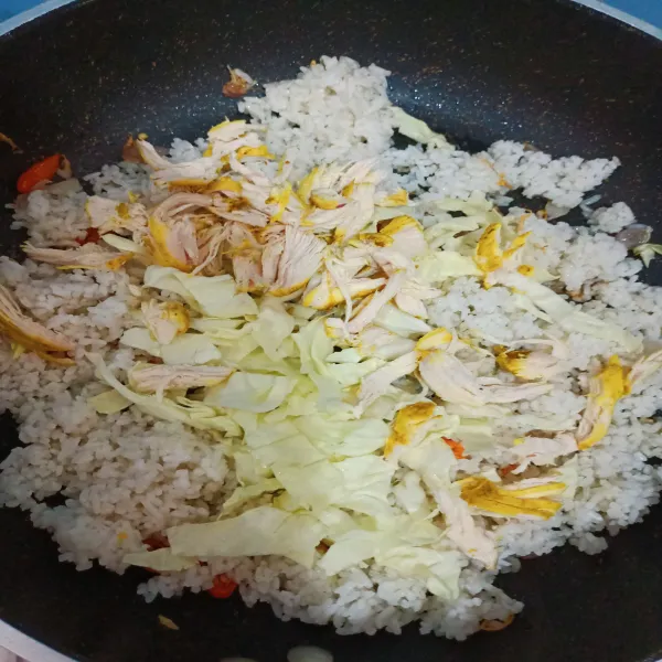 Masukkan nasi, tambahkan kol dan ayam suwir.