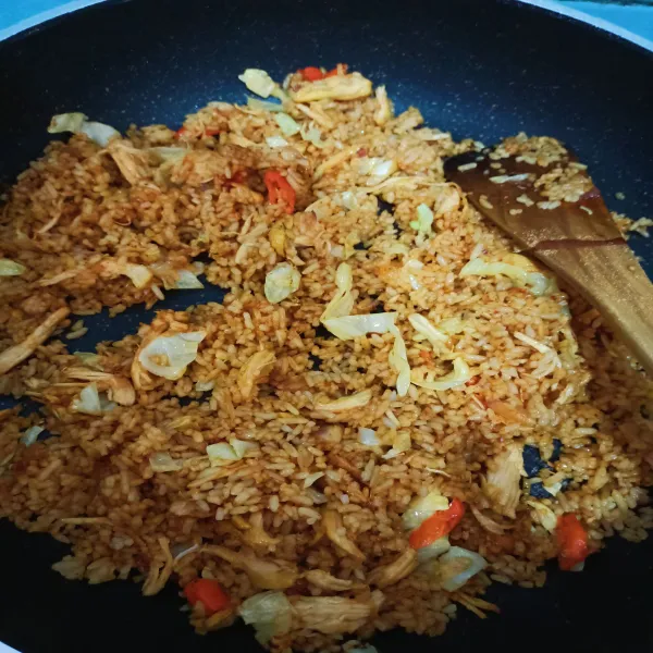 Masukkan garam, penyedap rasa, kecap, aduk hingga bumbu merata.