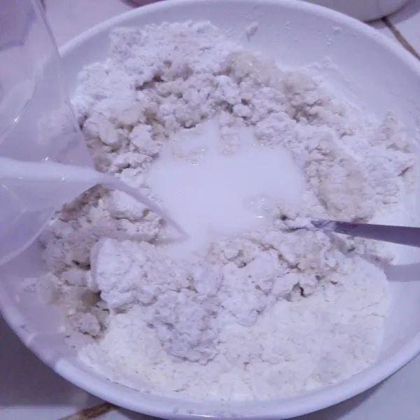 Blender nasi dengan sedikit santan dan garam. Lalu campurkan di tepung.