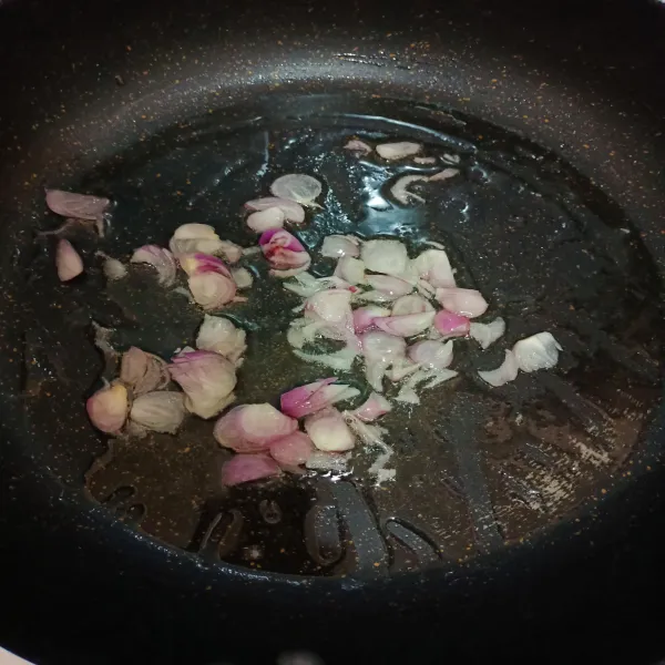 Tumis bawang merah hingga matang.