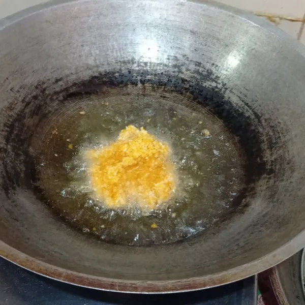 Goreng dalam minyak panas, goreng hingga kuning keemasan,angkat dan siap disajikan atau bisa disimpan di frezer.