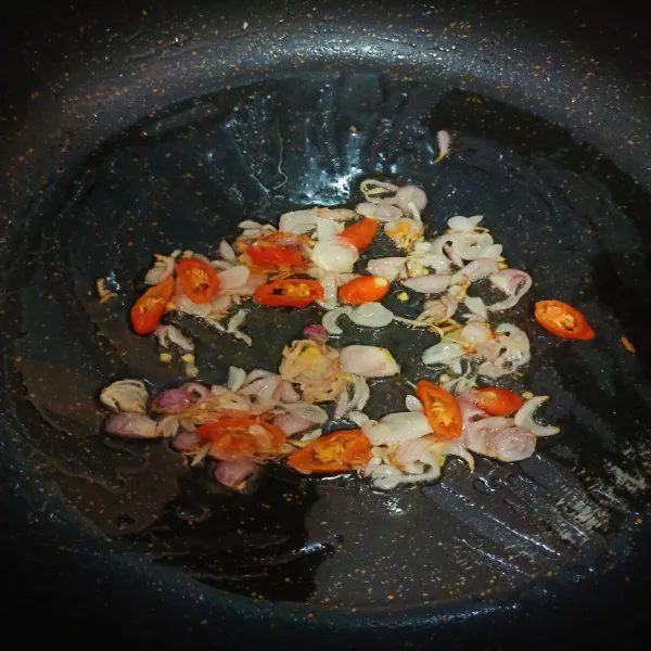 Masukkan cabe rawit.