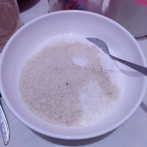Campurkan tepung terigu, tepung beras, gula, vanili dan ragi.
