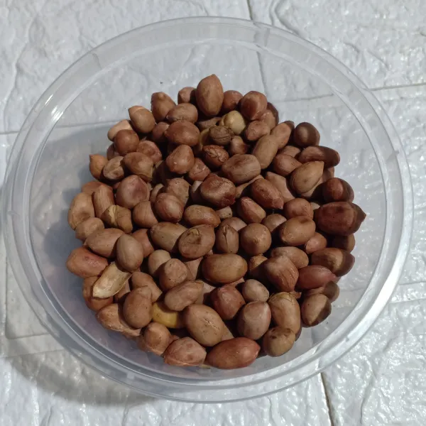 Siapkan kacang tanah yang sudah digoreng/ disangrai sesuai selera.