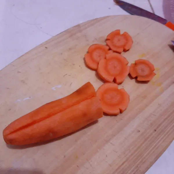 Potong-potong juga wortel. Cuci bersih.