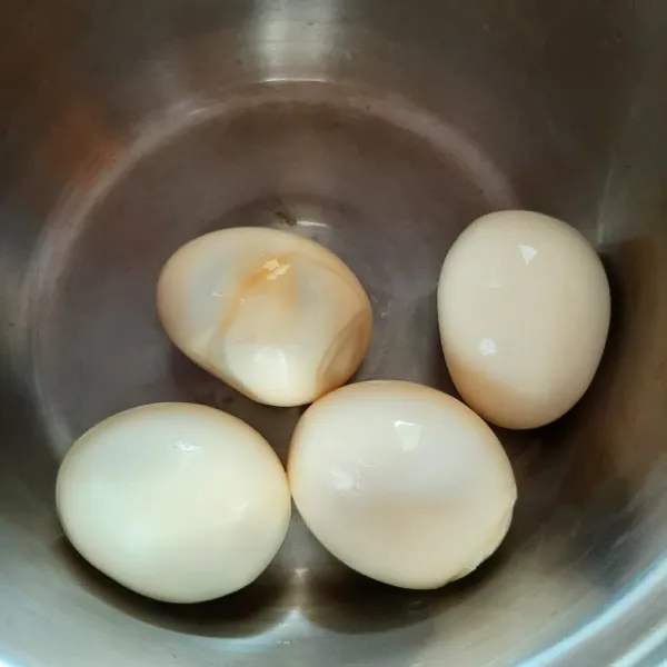 Rebus telur hingga matang. Lalu kupas.