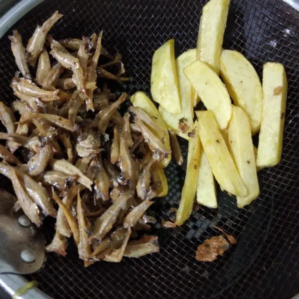 Goreng kentang hingga matang dan goreng ikan teri hingga matang.