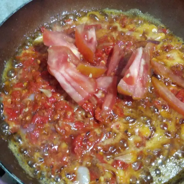 Masukkan tomat, masak hingga cabe matang, masak pakai api kecil.