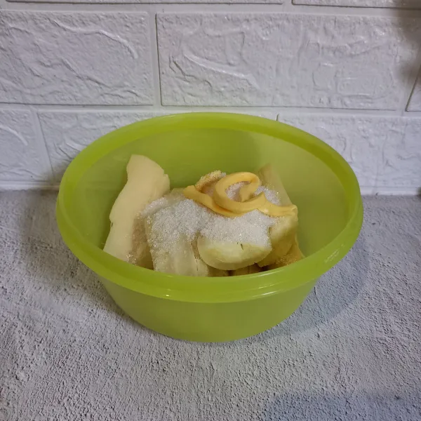 Tambahkan gula pasir dan margarin.