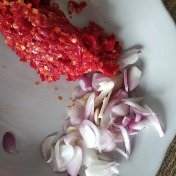Iris tipis bawang merah dan bawang putih.