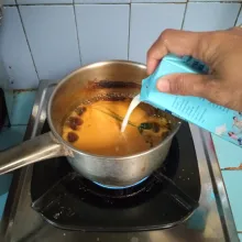 Masukkan semua bahan kinca, setelah mendidih tuang susu cair, aduk rata.