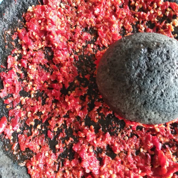 Giling cabe dengan garam hingga halus.