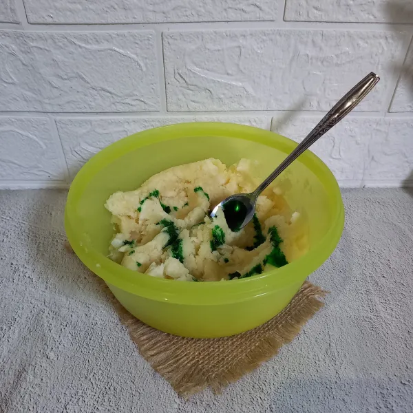 Tumbuk sampai setengah halus. Masukkan pasta pandan.