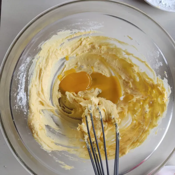 Aduk butter dengan gula halus, masukkan santan dan telur hingga rata.