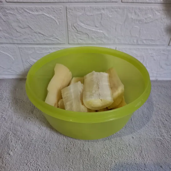 Siapkan singkong rebus. Kemudian buang sumbunya.