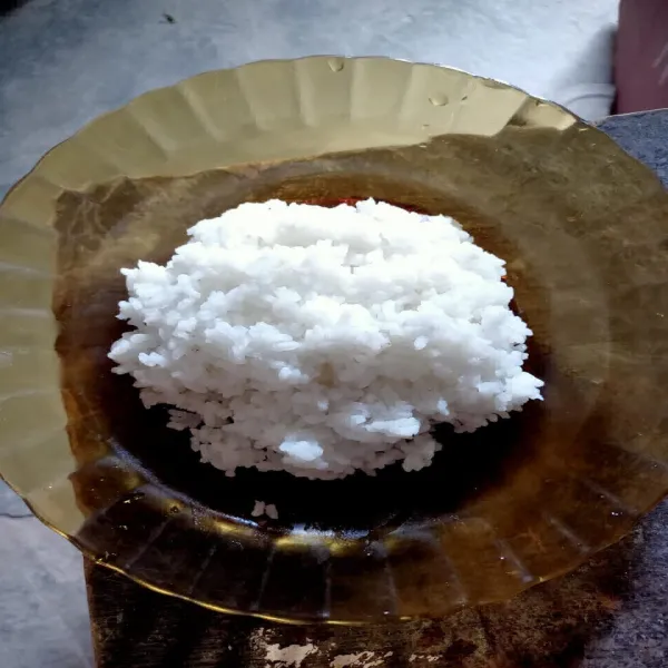 Siapkan nasi di mangkuk letakkan telur di atas nasi taburi wijen oyokodon spicy siap di sajikan.