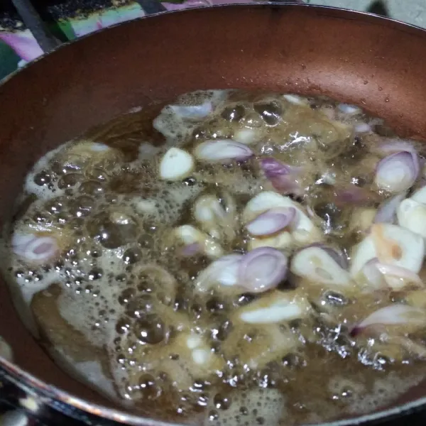 Panaskan minyak, goreng bawang merah hingga layu dan masukkan cabe, aduk rata.