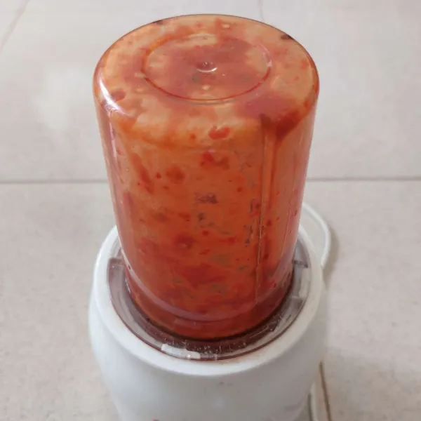 Blender cabe, tomat bersama terasi sampai halus, tambahkan garam dan jeruk nipis.