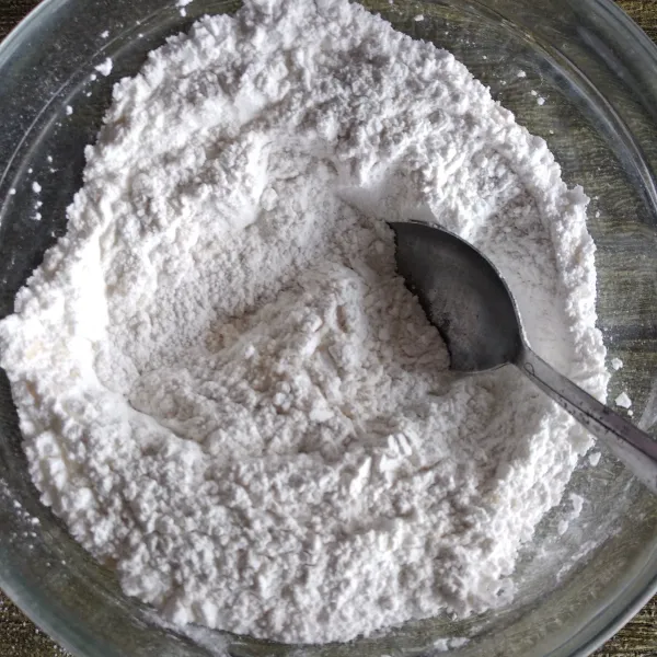 Campur tepung beras, maizena, terigu, garam dan baking powder aduk rata.
