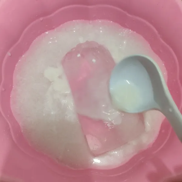 Siapkan air matang dan es batu. Ambil adonan agar-agar menggunakan sendok sayur, tuang di atas es batu.